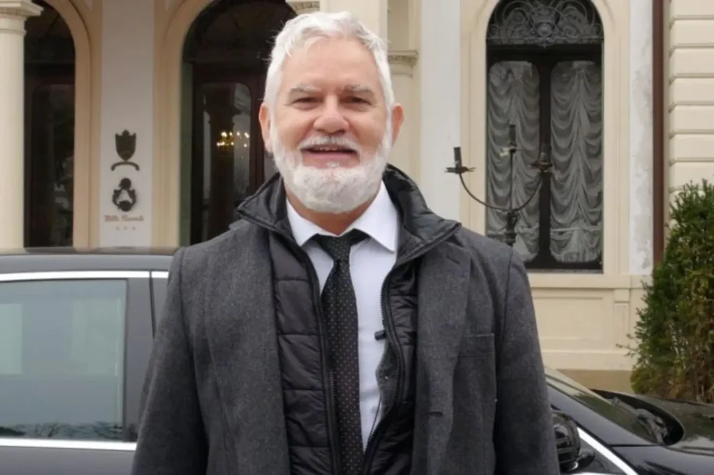 Servizi di trasporto di lusso offerti da Massimo Compagno, NCC con Mercedes Classe S e Van, taxi privato, water taxi, berlina di lusso, autista privato. Copriamo le destinazioni di Venezia, Chioggia, Trieste, Ravenna, Padova, Vicenza, Roma, Firenze, Verona, Milano con minivan per tour privati. Prenota ora per un'esperienza di viaggio esclusiva! Luxury transfer services by Massimo Compagno, NCC with Mercedes S-Class and Van, private taxi, water taxi, luxury sedan, private chauffeur. Covering destinations like Venice, Chioggia, Trieste, Ravenna, Padova, Vicenza, Rome, Florence, Verona, Milan with minivans for private tours. Book now for an exclusive travel experience!